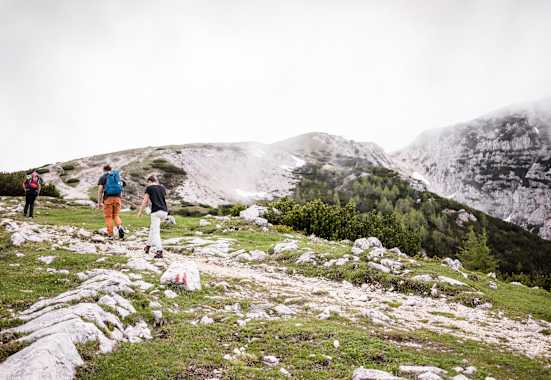 Drei Wanderer besteigen den Hochobir.