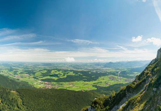 Panoramablick vom Hochstaufen über den Teisenberg und Rupertiwinkel 