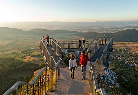 Der Skywalk auf der Hohen Wand (1.132 m) bietet einen atemberaubenden Ausblick über die Region Bucklige Welt