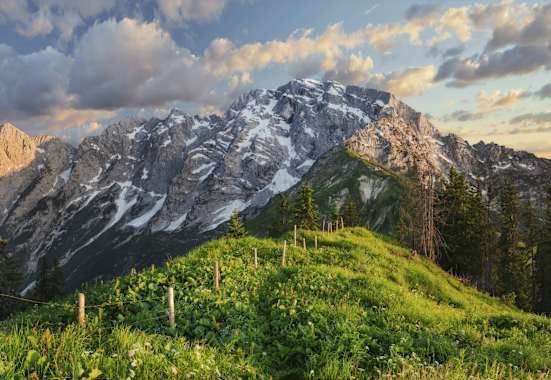 Grenzzaun zwischen Salzburg und Bayern: Blick auf den Hohen Göll in den Berchtesgadener Alpen