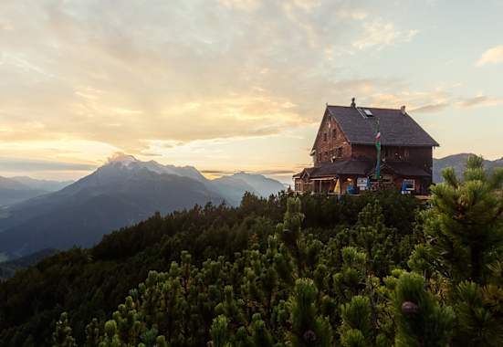Peter-Wiechenthaler-Hütte: Eine Insel im Gebirge