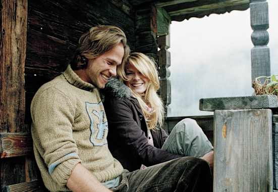 Paar auf einer Hütte am Berg