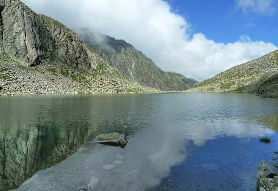 Kraftplatz Hunstalsee in den Stubaier Alpen in Tirol.