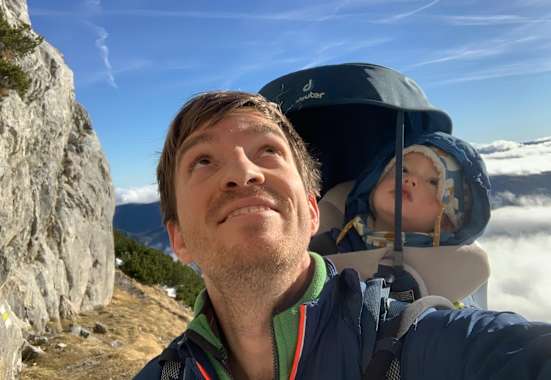 Julian Paschinger mit Sohn Tobias in der Kraxe