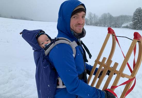 Julian Paschinger und Sohn Tobias beim Rodeln