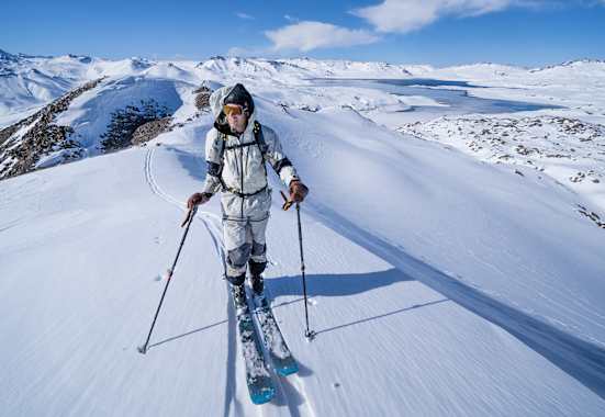 Freerider Tao Kreibich auf Skitour mit HEAD KORE Ski und TYROLIA ATTACK HYBRID Bindung in verschneiter Berglandschaft