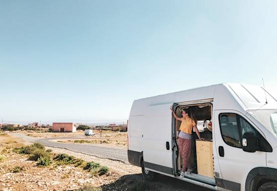 Laura in ihrem Zuhause auf vier Rädern