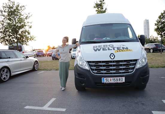 Gut angekommen: Laura und Vanda im Sonnenuntergang am Strand von Malmö (SWE)