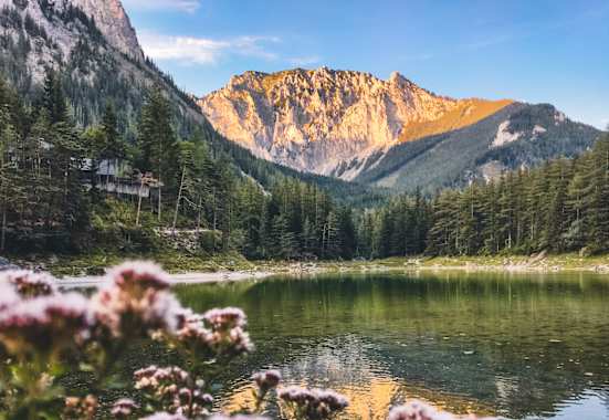 Der Grüne See in der Steiermark mit Blick auf die Berge des Hochschwab.