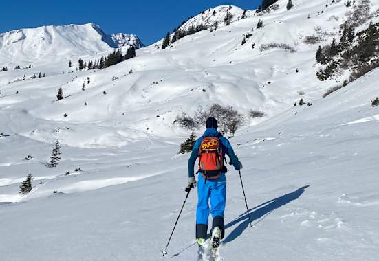 Bergführer Franky Drechsel beim Skitourenaufstieg Richtung Schwarzwassertal 