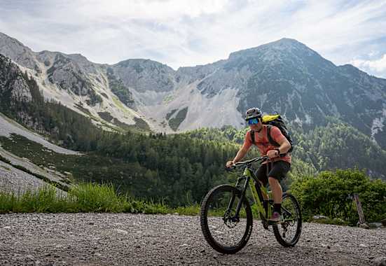 Der Profi-Snowboarder Alex Payer hat einige Tipps für die perfekte Herbstradtour: Wie beispielsweise den perfekten Snack für Unterwegs – die LOIDL Salamispezialitäten.