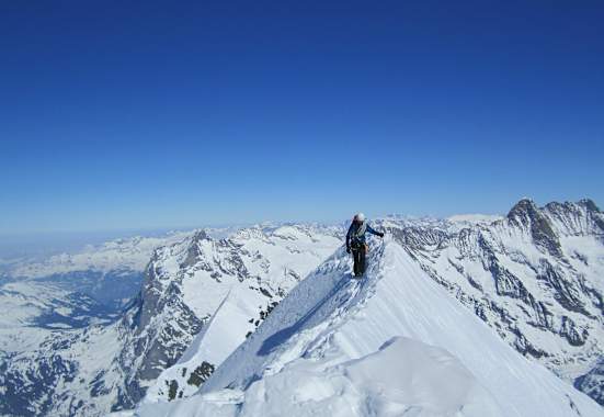 Simon Messner beim Bergsteigen am Gipfelgrat des Eiger