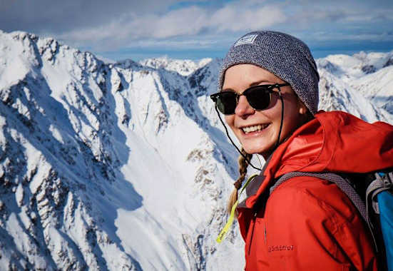 Bergwelten-Redakteurin Ina am Gipfel der Lampsenspitze in Tirol