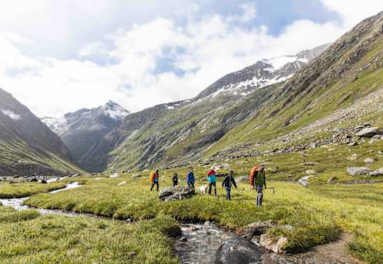 Mitten im Nationalpark Hohe Tauern wandert man entlang der hier noch jungen Isel bis zu ihrem Ursprung auf über 2.500 m.