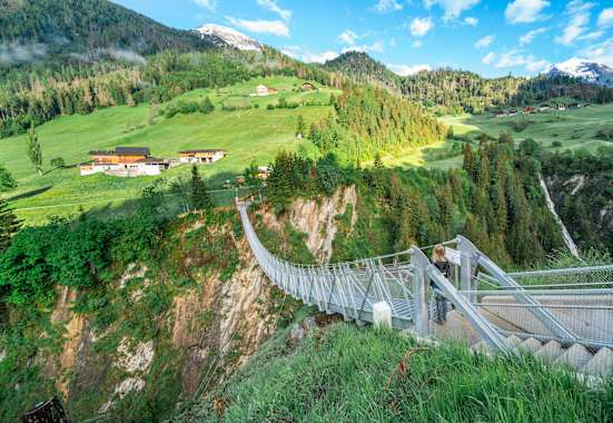 Hoch hinaus geht es über die Hängebrücke über die Isel.