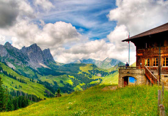 Das Soldatenhaus in den Freiburger Alpen am Fuße der Gastlosenkette