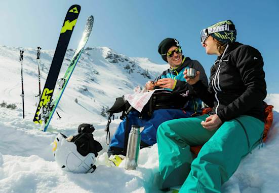 Skitour: Pause im Schnee
