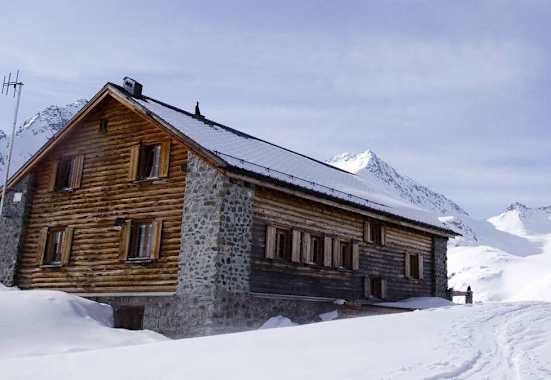 Die Jenatschhütte (2.652 m) in den Albula-Alpen in Graubünden 