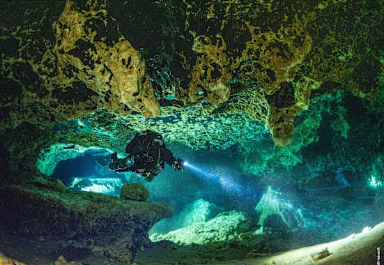 Jill Heinerth beim Höhlentauchen in kristallklarem Wasser.