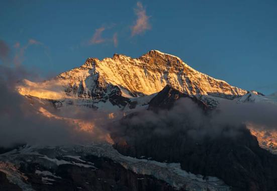 Der Gipfel der Jungfrau (4.158 m) in den Berner Alpen im sanften Morgenlicht 