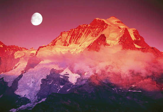 Abendrot in den Berner Alpen: Der Gipfel der Jungfrau