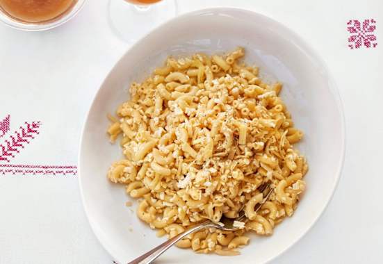 Chäshörnli serviert mit einem Bier.