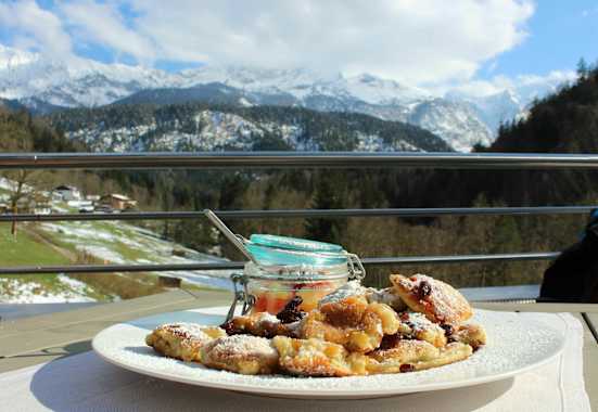 Graseck: Kaiserschmarrn vor Wettersteingebirge