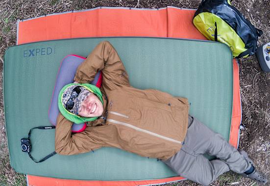 Mann auf Matte schläft outdoor exped