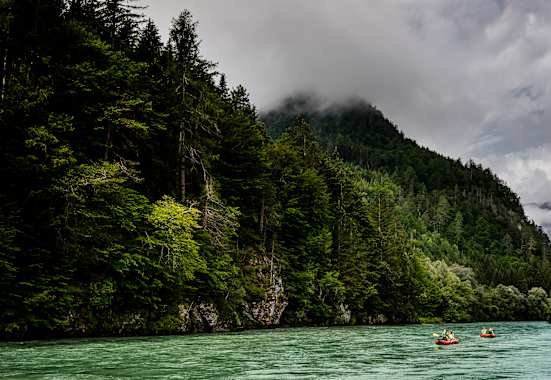 Die Drau, im Hintergrund ein Berg.