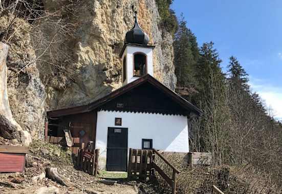 Die Einsiedelei St. Georg klebt am Felsen fest
