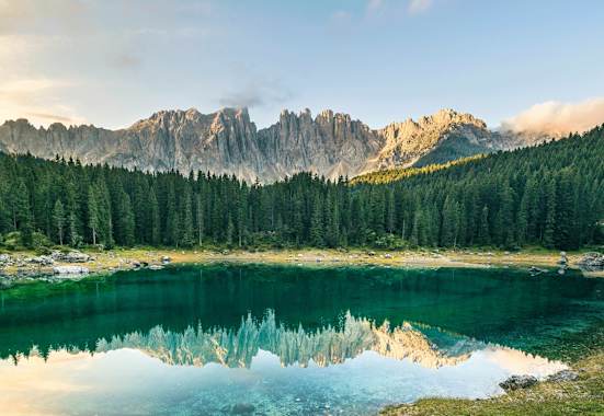 Karersee in den Dolomiten in Südtirol