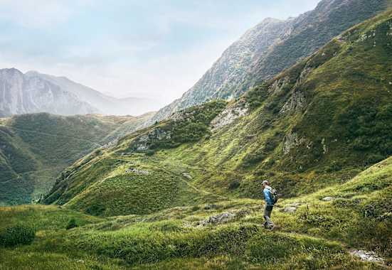 Malerische alpine Landschaften begleiten die Wanderer beim Höhenweg
