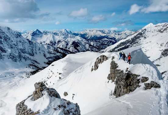 Das hochalpine Karwendel schneebedeckt