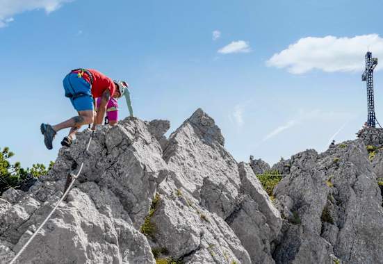 Kletterer am luftigen Gipfelgrad