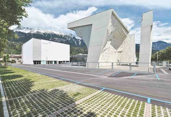Das Kletterzentrum Innsbruck ist schon von außen riesig.