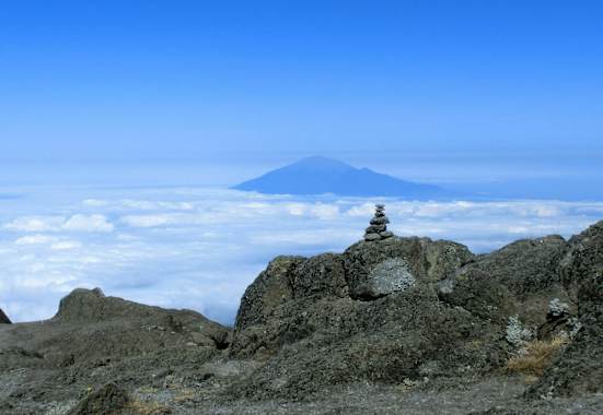 Blick auf den Mount Meru vom oberen Ende der Barranco Wall am Kilimanjaro