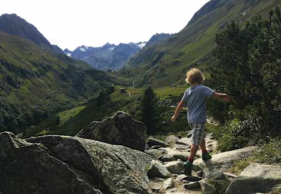 Wandern in Tirol: Kind beim Zustieg zur Franz-Senn-Hütte in Tirol