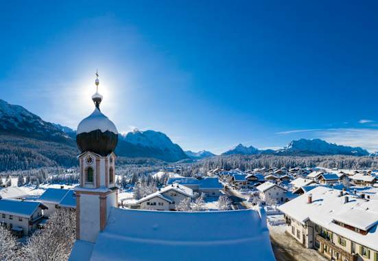 Blick über Krün mit der St. Sebastian-Kirche im Vordergrund