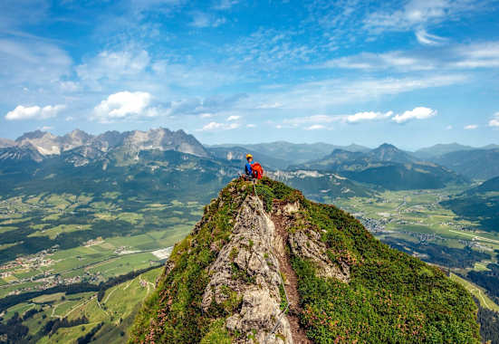 Ein Kletterer genießt den Ausblick vom Kitzbüheler Horn