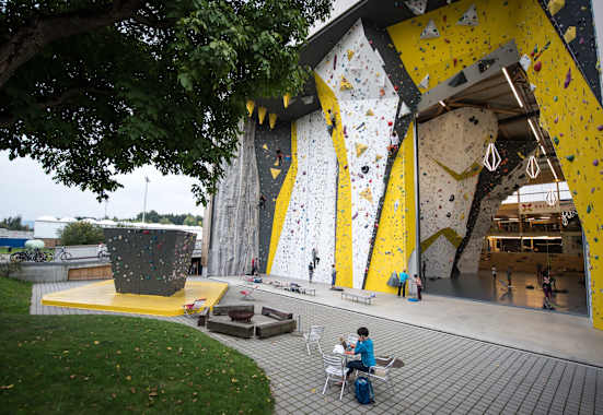 Aussenbereich der Kletterhalle Griffig Uster