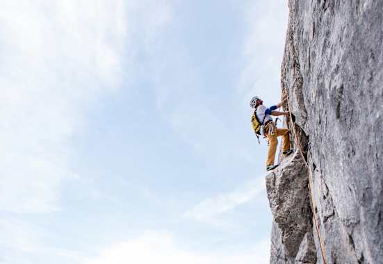 Jürgen Reinmüller hängt hoch oben in der Steilwand.
