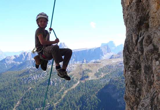 Kind beim Klettern am Fels