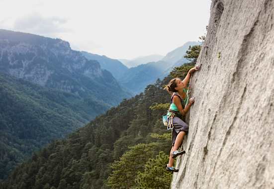 Christine Wu klettert in luftiger Höhe.
