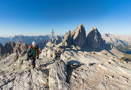 Bergsteiger am Gipfel des Paternkofels