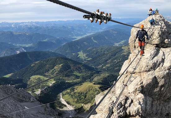 Über die schwebende Seilbrücke hinauf zum Gipfel des Koppenkarstein