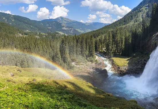 Ein oft beobachtetes Schauspiel im Nationalpark Niedere Tauern: Ein Regenbogen vor den Krimmler Wasserfällen