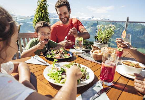 Auf der Schmittenhöhe laden zahlreiche Almen und Bergrestaurants zur Einkehr ein.