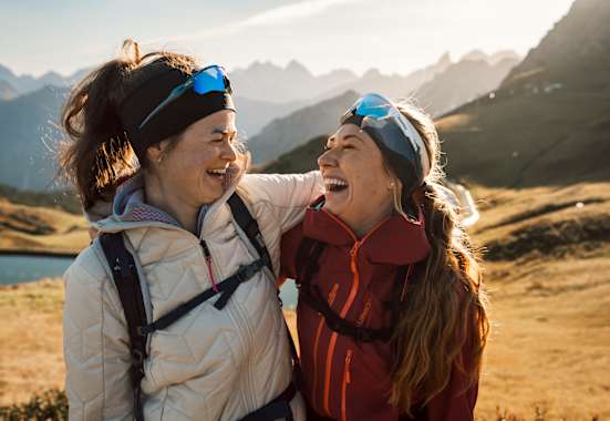 wandern im kleinwalsertal, zwei frauen lachen in den bergen
