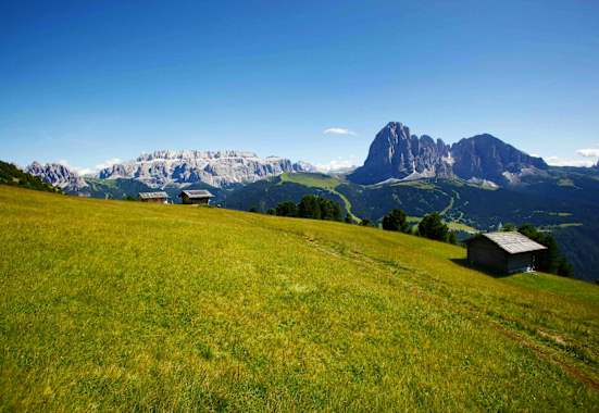 Wandern in Südtirol: Blick auf Lang- und Plattkofel in den Dolomiten