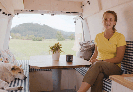 Laura und ihr Hund Venus im Camperbus Vanda